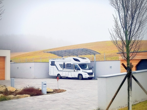 Přístřešek na karavan s obloukovou střechou | Úsporné řešení na míru