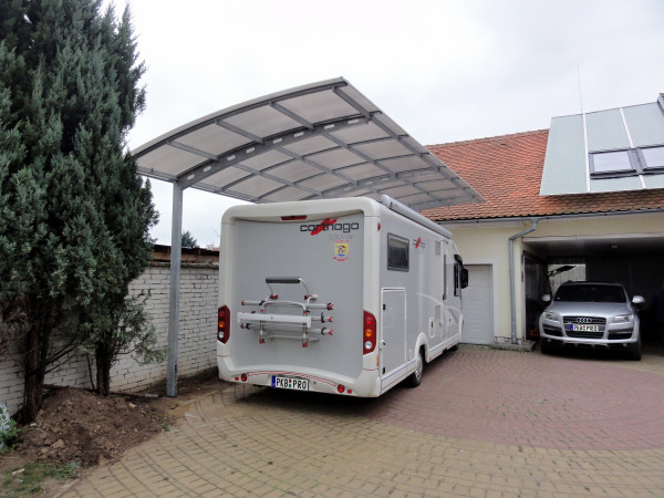 Přístřešek na karavan s obloukovou střechou | Úsporné řešení na míru