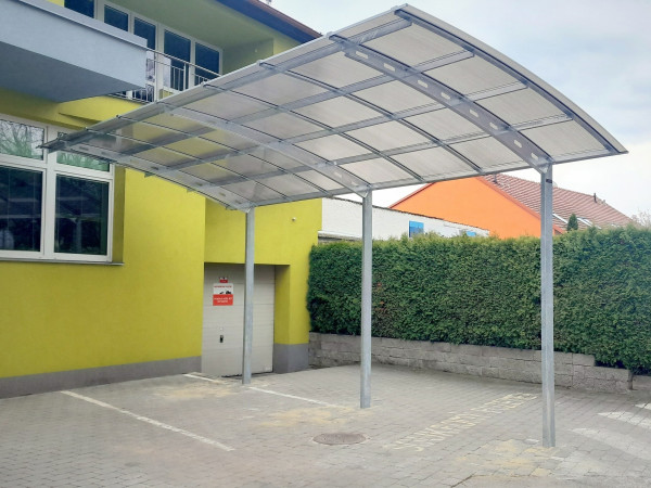 Přístřešek na karavan s obloukovou střechou | Úsporné řešení na míru