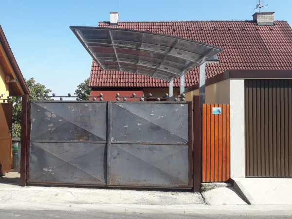 Přístřešek na karavan s obloukovou střechou | Úsporné řešení na míru