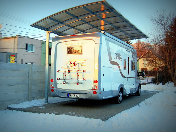 Přístřešek na karavan s obloukovou střechou | Úsporné řešení na míru