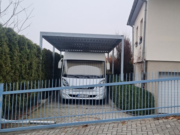 Zastřešení na karavan ve sklonu.