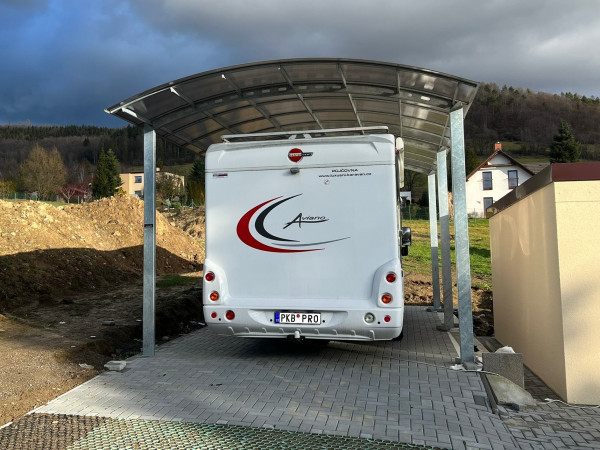 Přístřešek na karavan – kvalitní ochrana s obloukovou střechou
