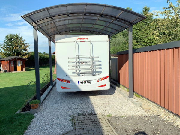 Přístřešek na karavan – kvalitní ochrana s obloukovou střechou