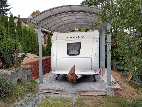 Přístřešek na karavan – kvalitní ochrana s obloukovou střechou