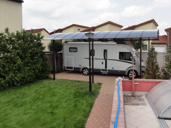 Přístřešek na karavan – kvalitní ochrana s obloukovou střechou