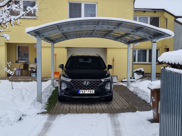 Obloukový přístřešek pro auto – stylová ochrana vozu s možností úprav